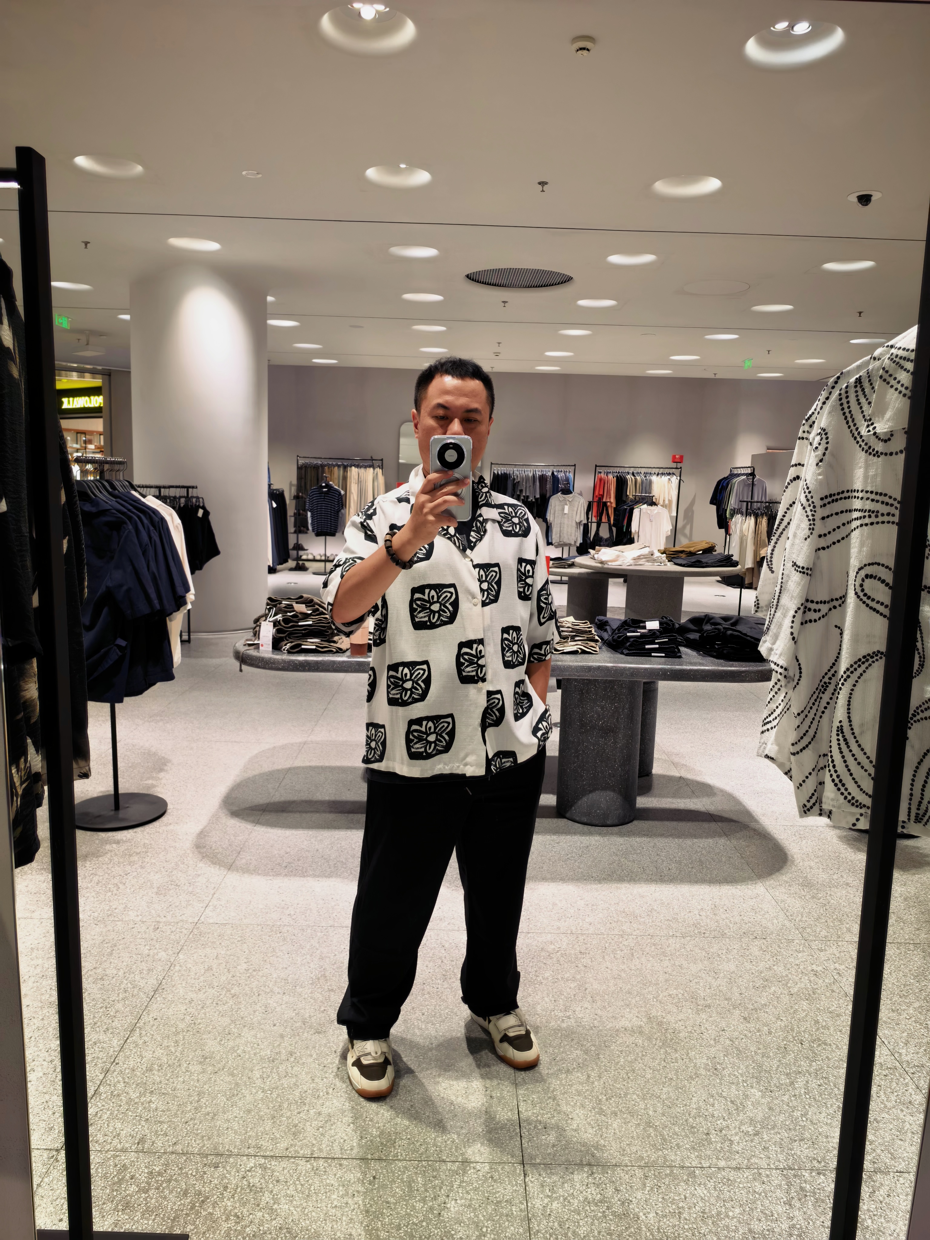 迷惑人生的时刻又到了。为了要去尊界S800发布会，我来选衣服了，大家觉得哪个适合
