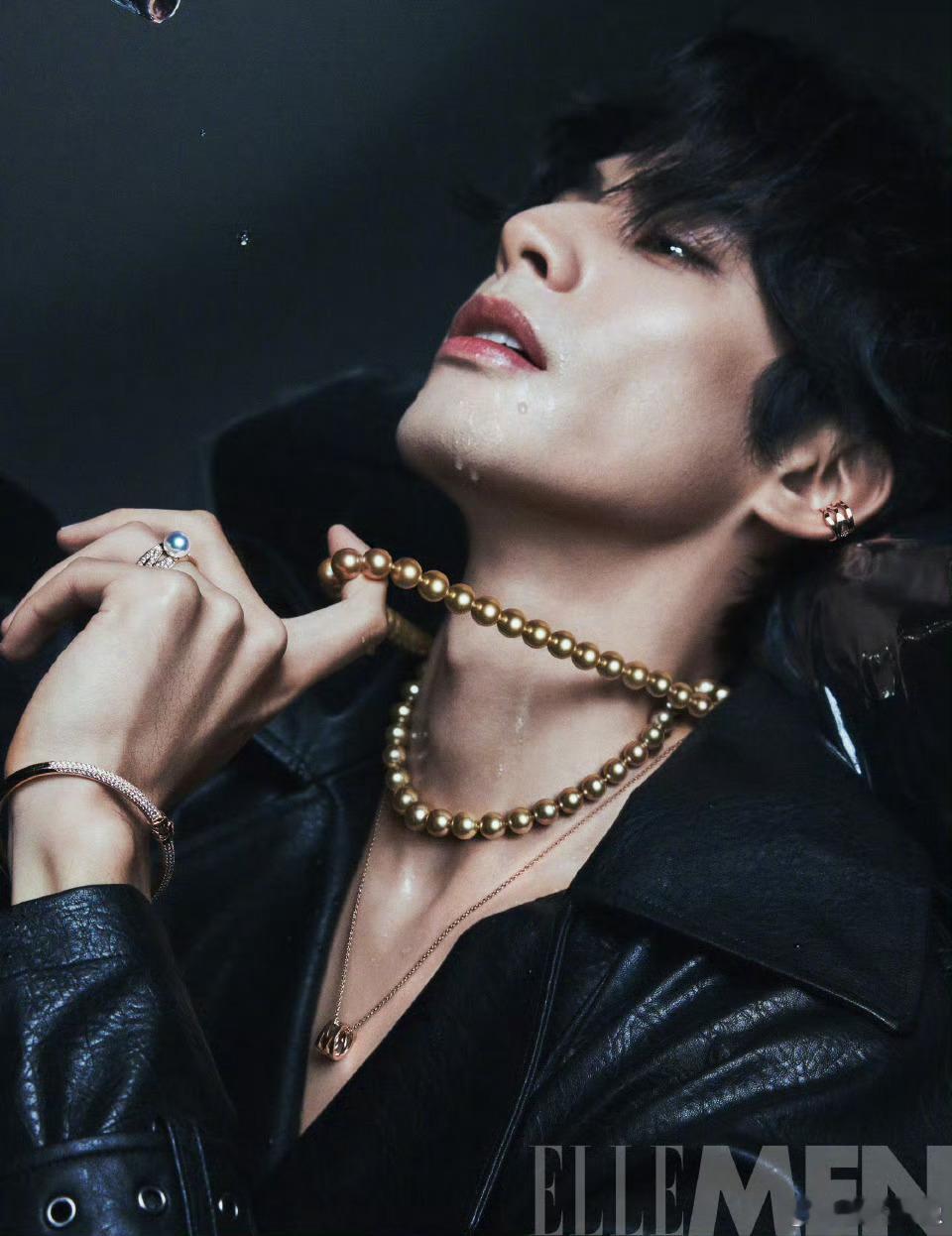 宋威龙露腰血痕妆血痕爬脸、露腰显劲，宋威龙把破碎感与荷尔蒙揉得绝了！湿发配冷感眼