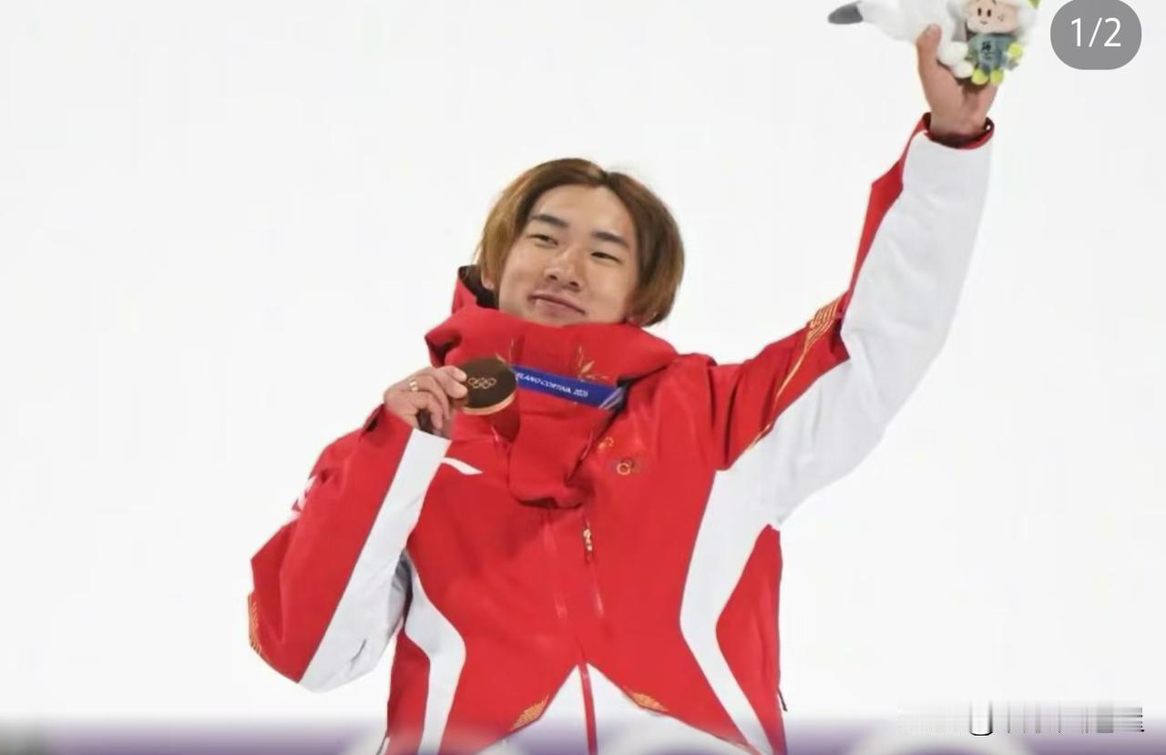 全网男人最羡慕的，
一定是22岁的苏翊鸣了，
不是因为他能力强、名气大，而是羡慕