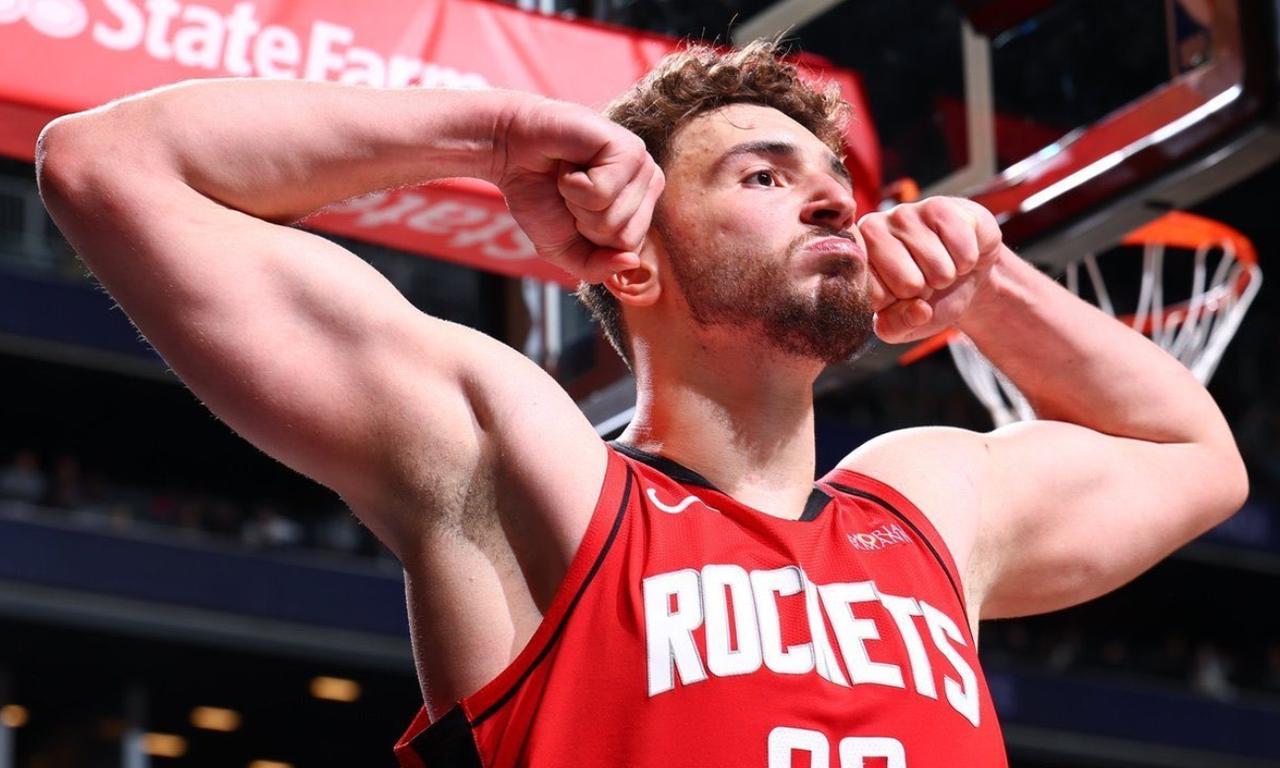 今天的申京值得夸一夸！
虽然开局打的不好，但很快就找回状态了，全场18投10中，