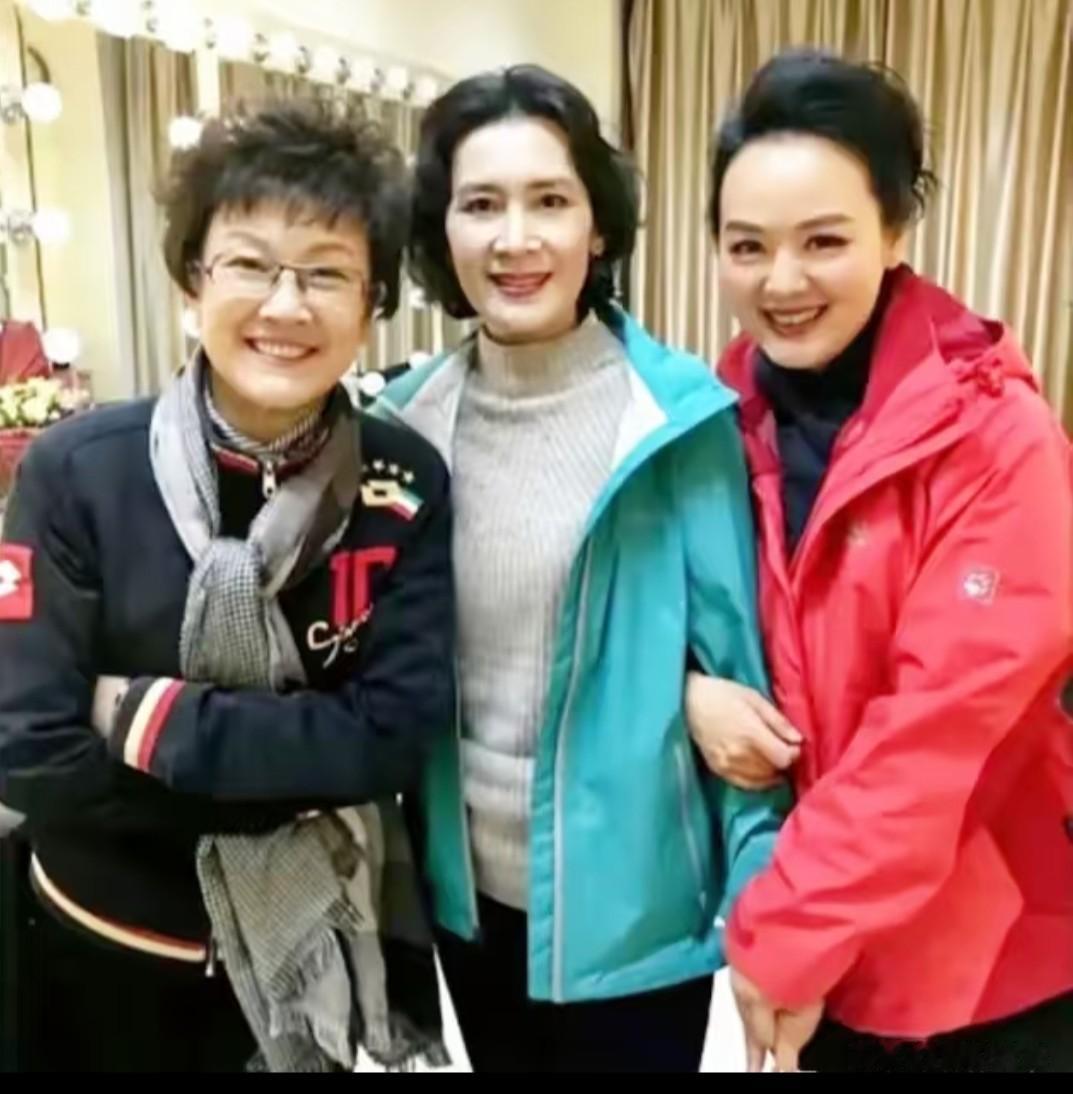 🎬 这张合影，大家一眼就能认出左边是老演员宋春丽，右边是央视主持人孙小梅。但是