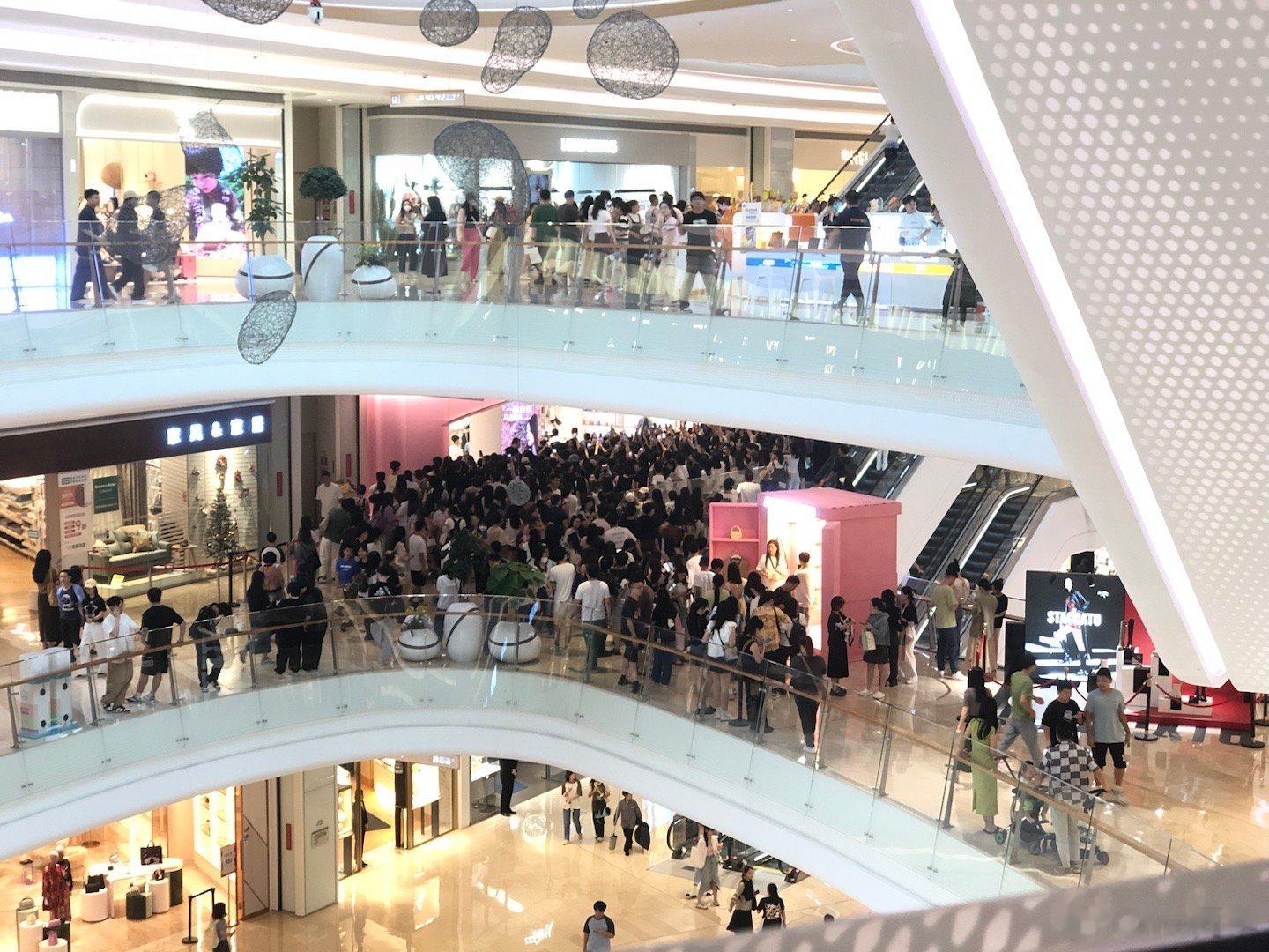 去覔书店看到，amazing song真的好多人，图二还是能看到jiong妍，马