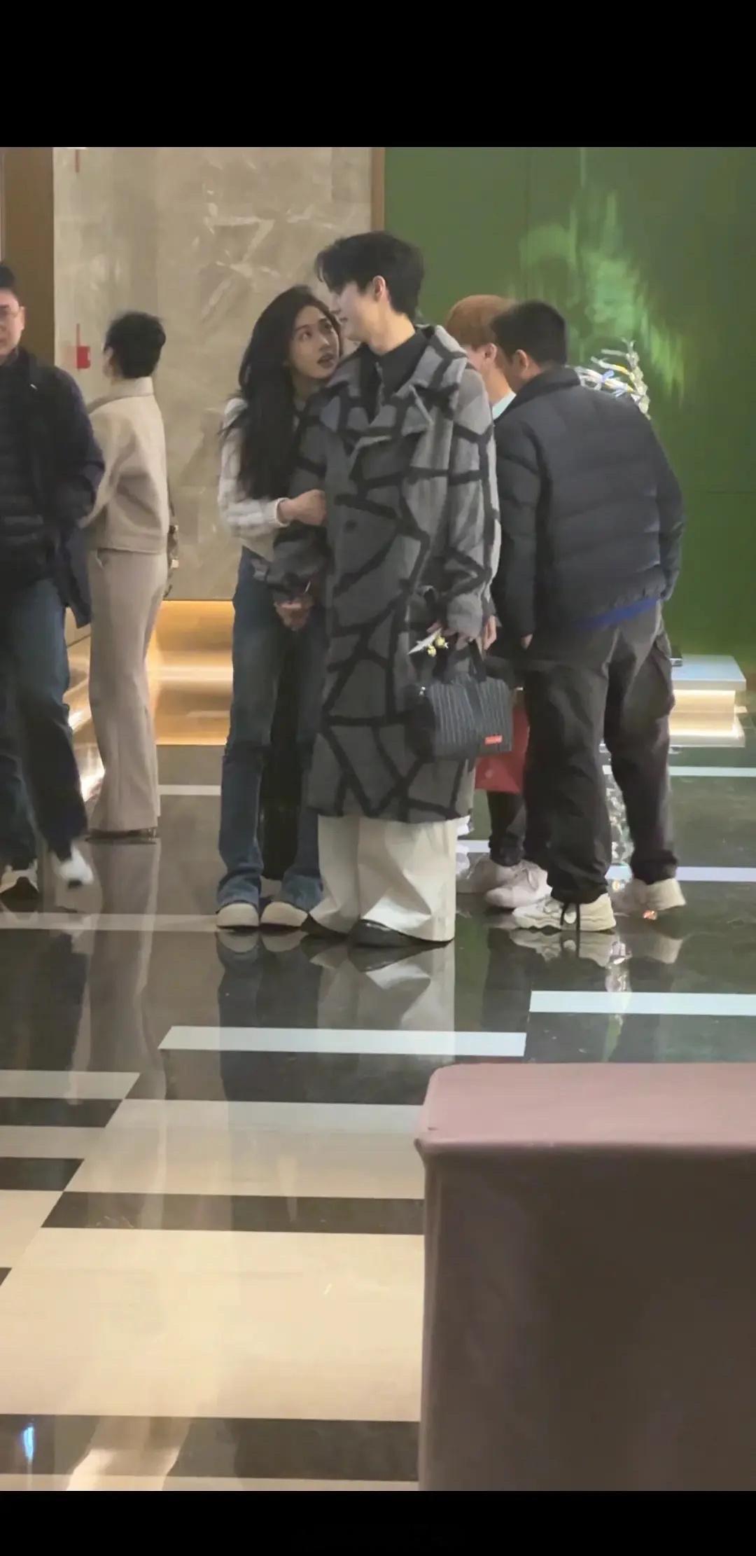 好喜欢这三张  好好好恩爱的小情侣！言子小萌妹好甜好甜[抓狂][舔屏][舔屏][