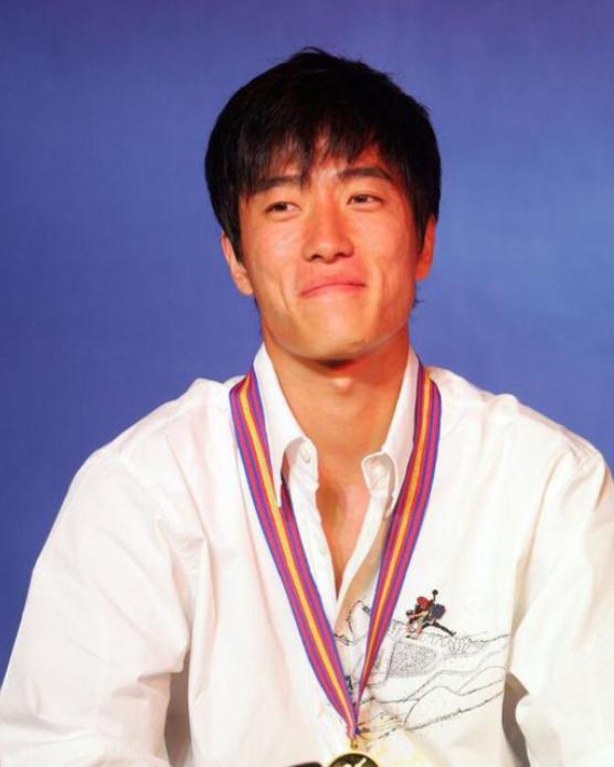 2004年开发商在刘翔夺冠后送他一套房子，房子价值225万。刘翔把房子送给教练，