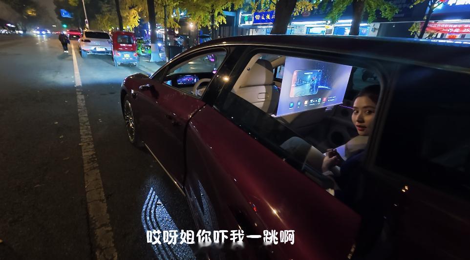 骑手遇前车开门上演黑科技避险“开门杀”向来是城市道路的高频隐患，稍有不慎就会酿成