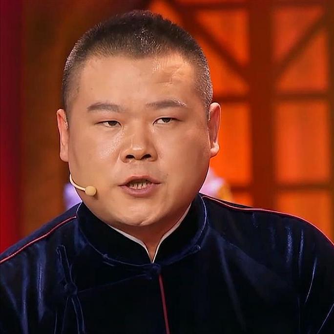 相声演员，岳云鹏，春节回家过年，弟弟骑着三轮车，一趟一趟地购买年货，五个姐夫，挤