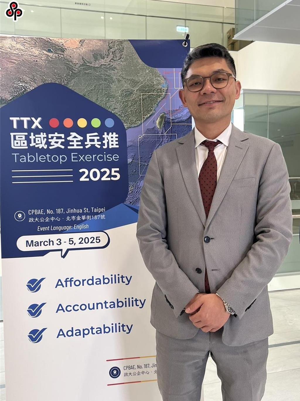 国民党前“立委”附和民进党军购方案，批国民党自己拿石头砸自己的脚
国民党团昨日拍