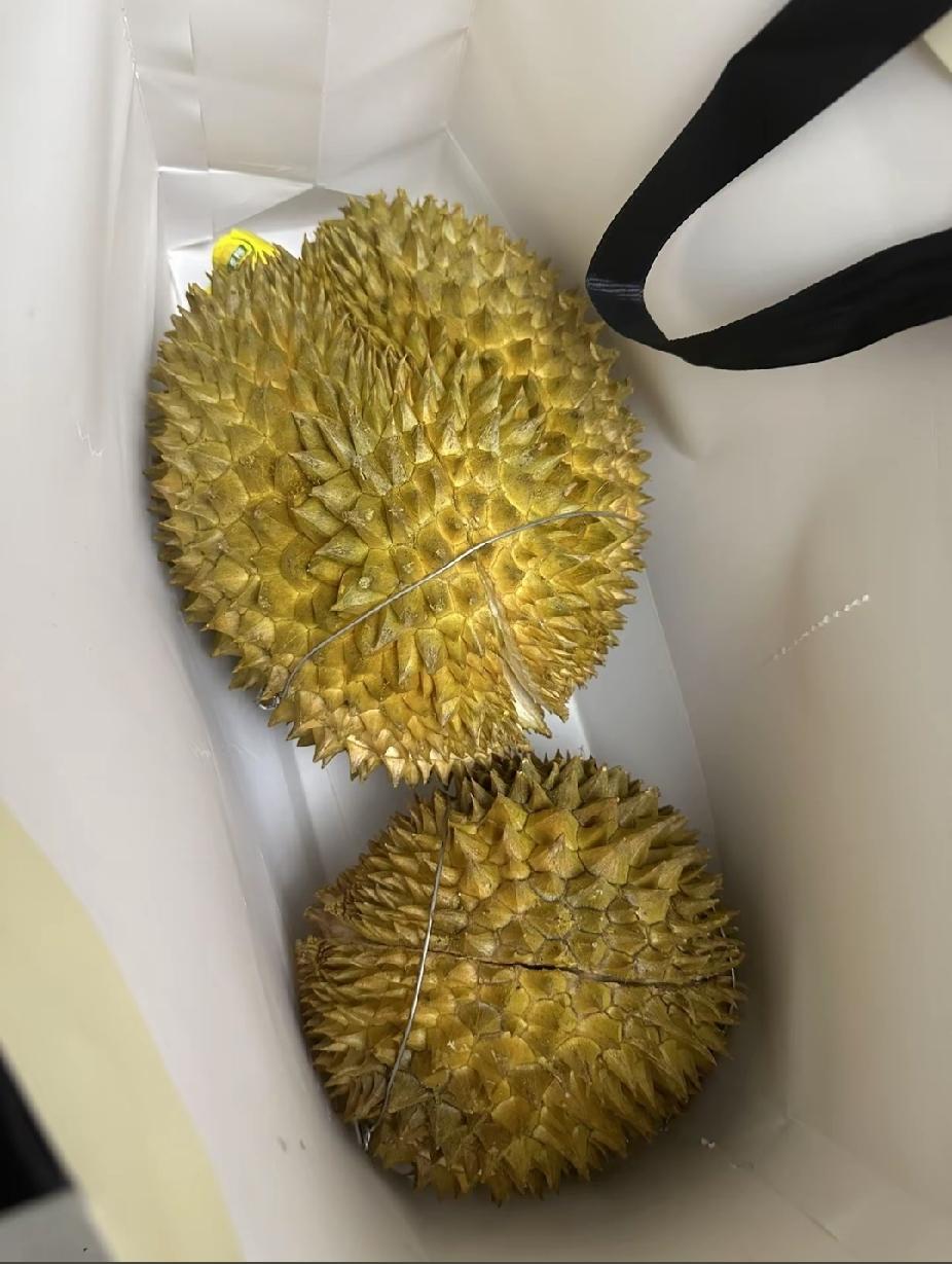 买两个榴莲
花了我104块钱
9块9一斤
你买过最便宜的榴莲
是多少钱？
我预测