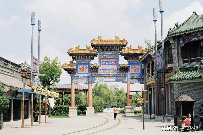 股市里最大的谎言，首推“只涨不跌，只跌不涨”。这说法就像画大饼，让人误以为抓住了