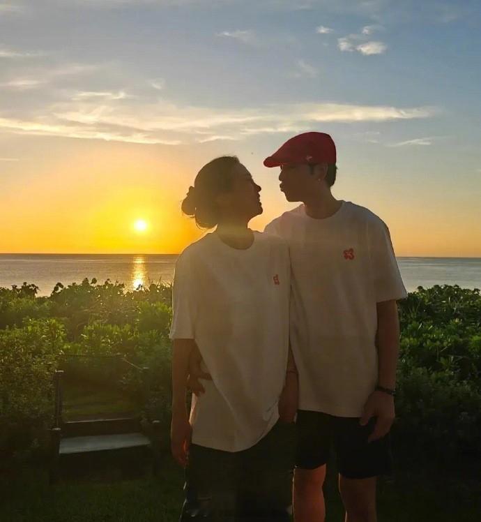 #萧敬腾林有慧婚后度蜜月# 萧敬腾林有慧婚后去蜜月旅行，两人身着情侣装在海边浪漫