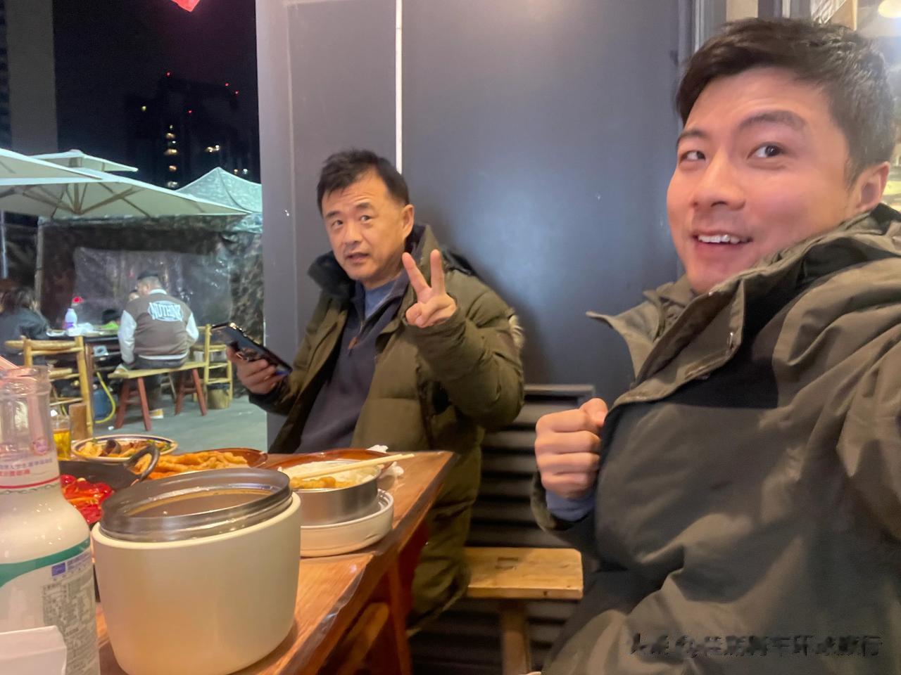 [吃瓜群众][吃瓜群众][吃瓜群众]鸟哥来成都找我玩！带他吃正宗本地人吃的火锅！