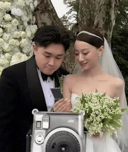 张百乔小雪婚变传闻再上热搜，男方独自出席婚礼、直播哽咽，名下共同公司都已注销，双