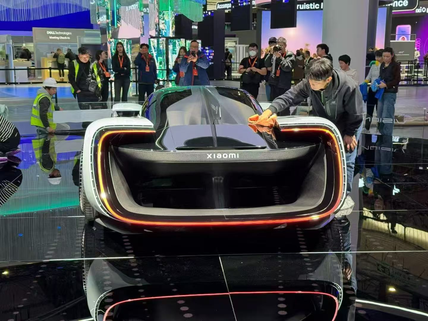 小米超跑 真挺帅的再给大家来几张图小米超跑亮相