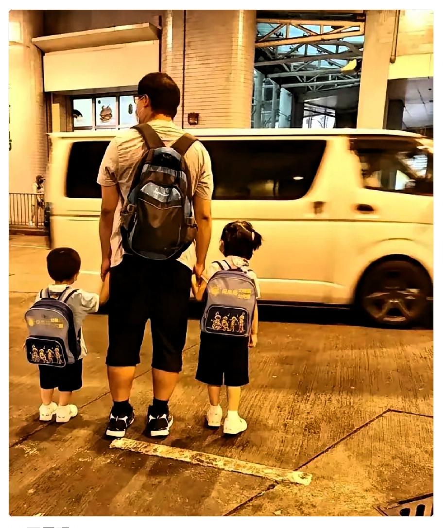 神舟二十三号升空了，黎家盈在舱门口挥手，笑得很稳。

同一分钟，北京航天城家属区