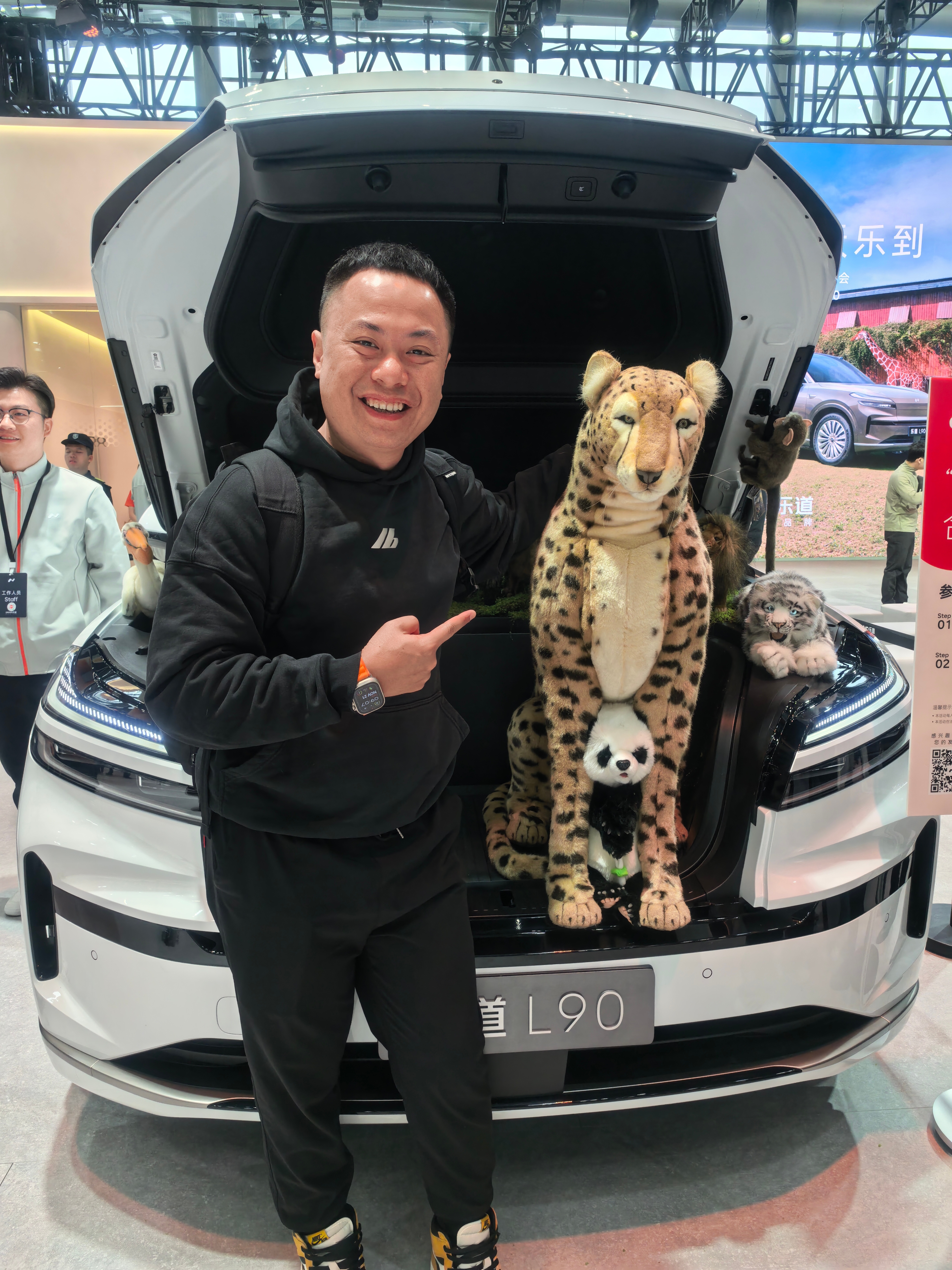 乐道摆了一个动物园主题，太有意思了。目前打卡下来，乐道展台气氛感十分。对了，10