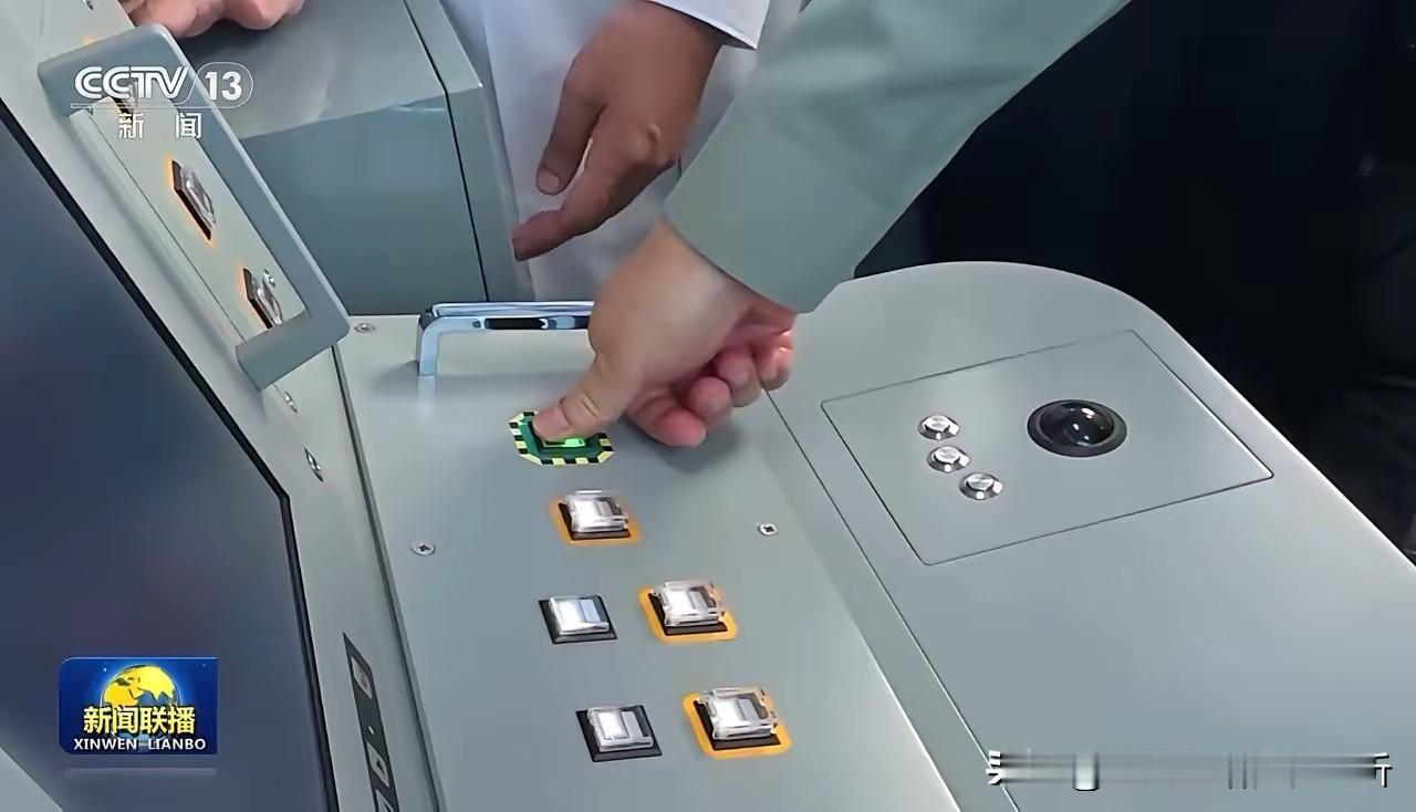 那熟悉有力的手按下了福建舰的电磁弹射起飞按钮•中国第三艘航母正式入列[赞]