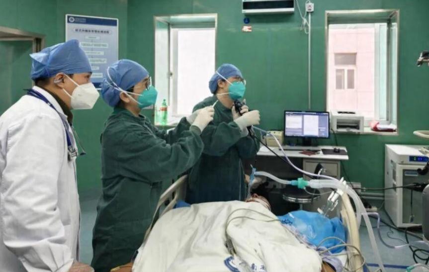 河南，57岁男子与朋友聚会喝酒，几天后突然喉咙不适咳嗽到出血，家里人吓坏了，立即