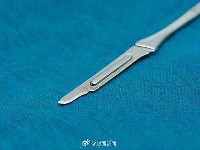 【#男子割眼袋后右眼失明获赔34万# 美容院被判非法行医】近日，成都市青羊法院披