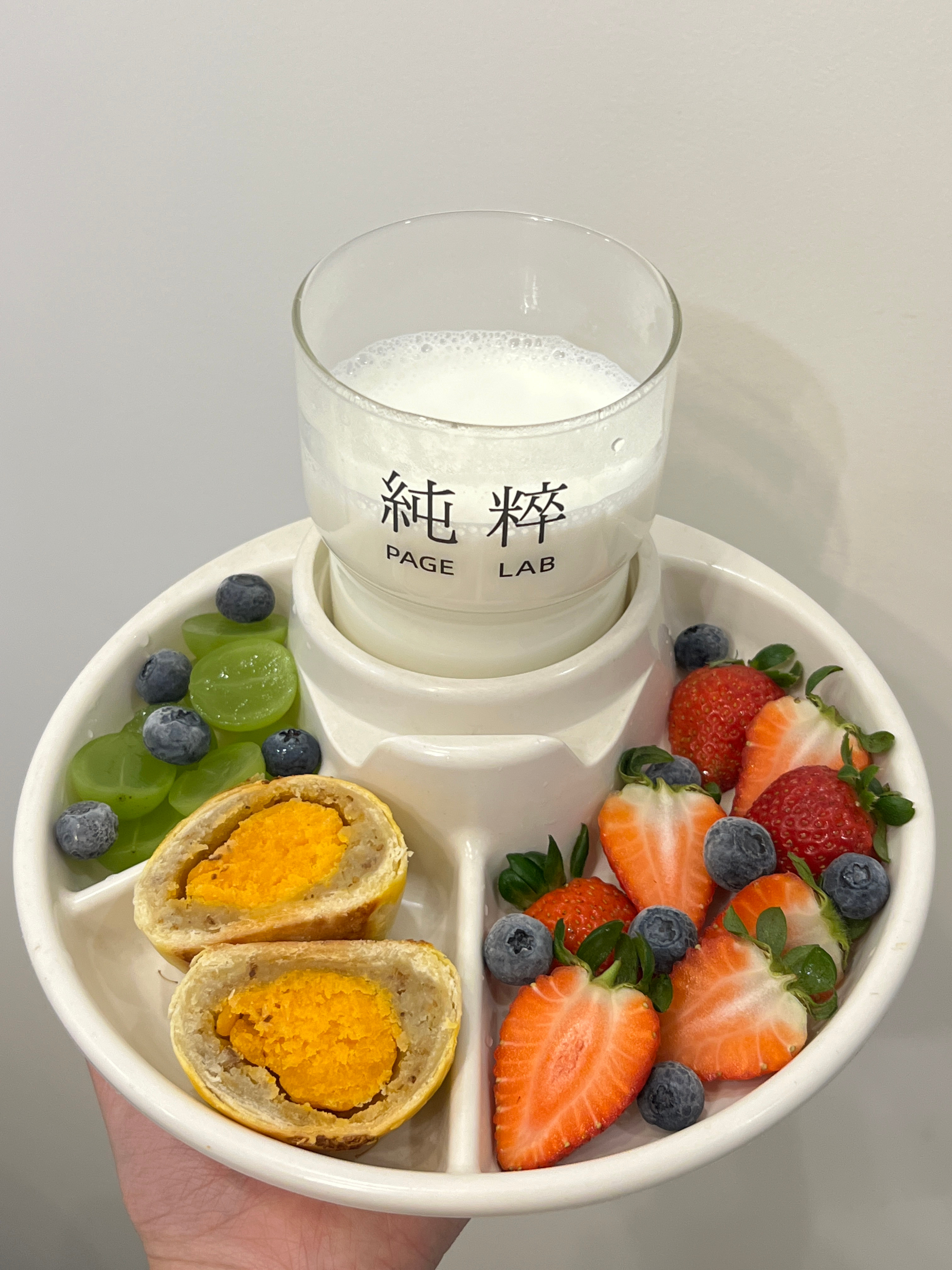 这个季节刚出的草莓真的除了酸没有别的味道  看来还是要等过段时间才会好吃🍓  