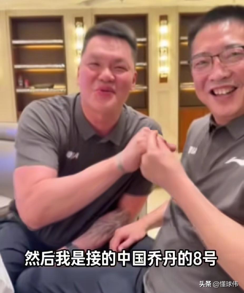 传承！朱芳雨谈中国男篮的8号球衣：

“我在国家队穿8号球衣，上一个穿8号球衣的