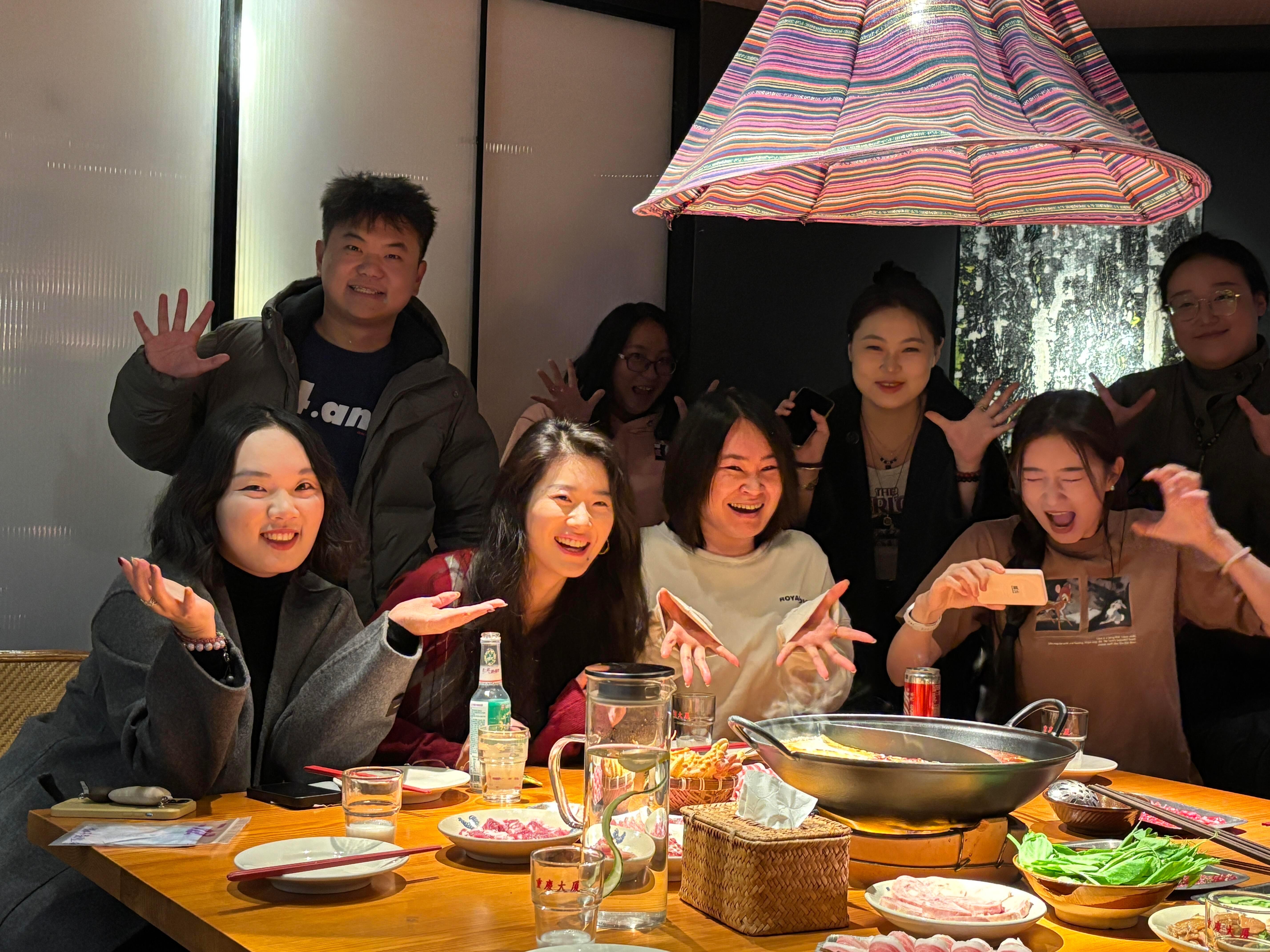 花少七竟然还有售后导演组终于放出七老童心火锅局幕后故事了，《你不知道的事》这版权