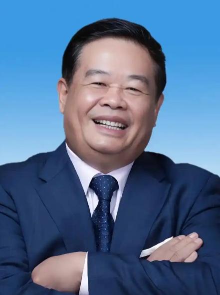 2015年，“玻璃大王”曹德旺做了个决定，拿出100万，救一个素不相识的农村女孩