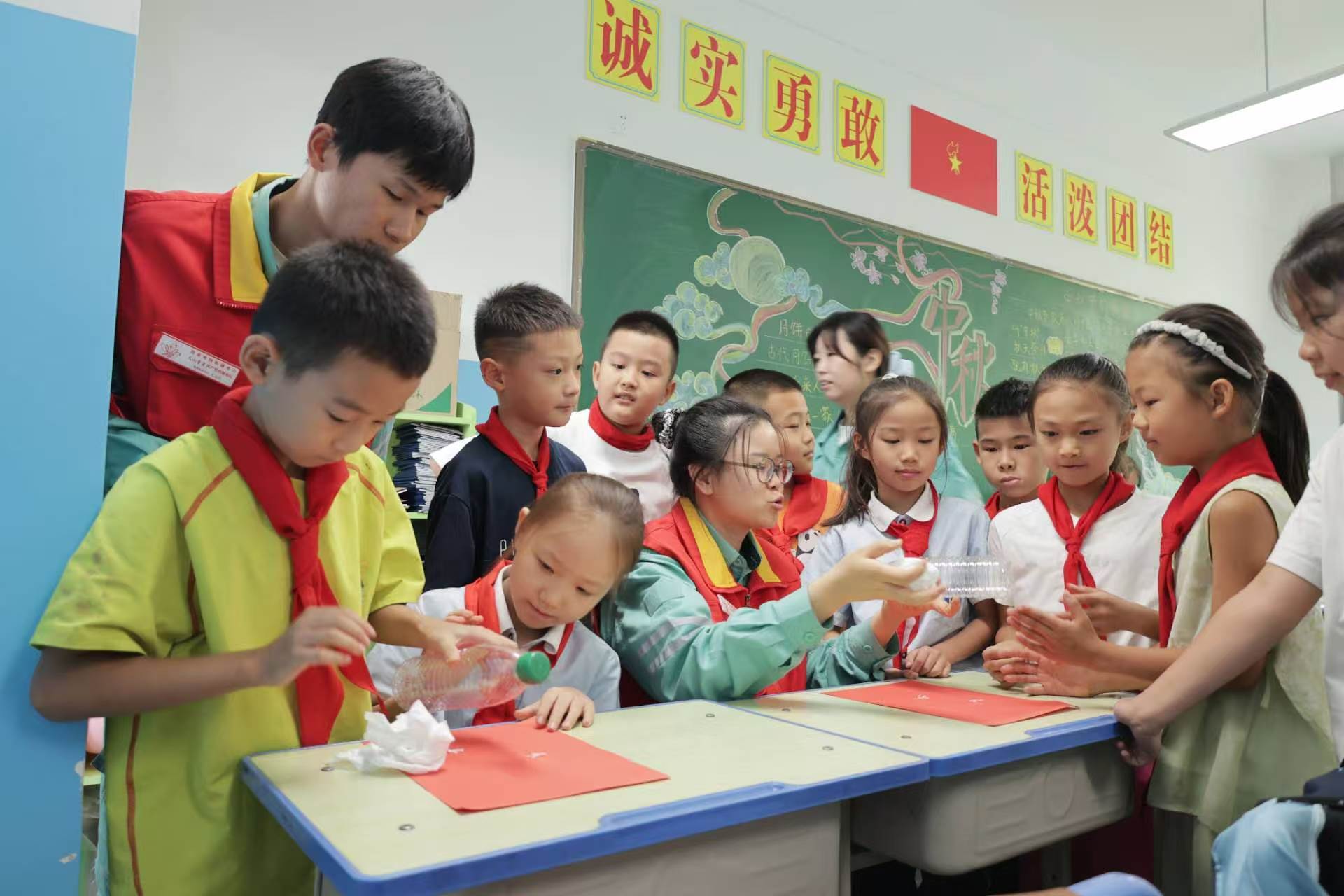 昌吉电力护航开学季9月1日，在新学期开学之际，国网昌吉供电公司员工走进昌吉市第十