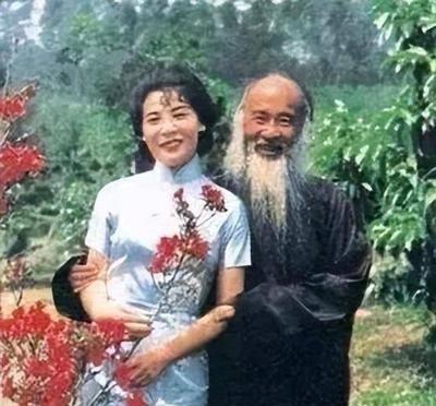 1945年，张大千收了个16岁的女徒弟。结果女徒弟画技还没进步，肚子先大了，她找