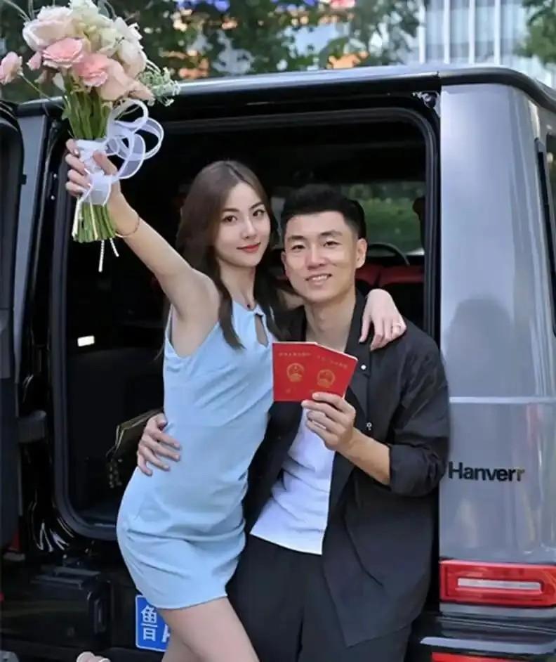 原来高诗岩的妻子就是她，难怪他能拿到顶薪合同，果然娶了个贤妻能旺三代。

高诗岩