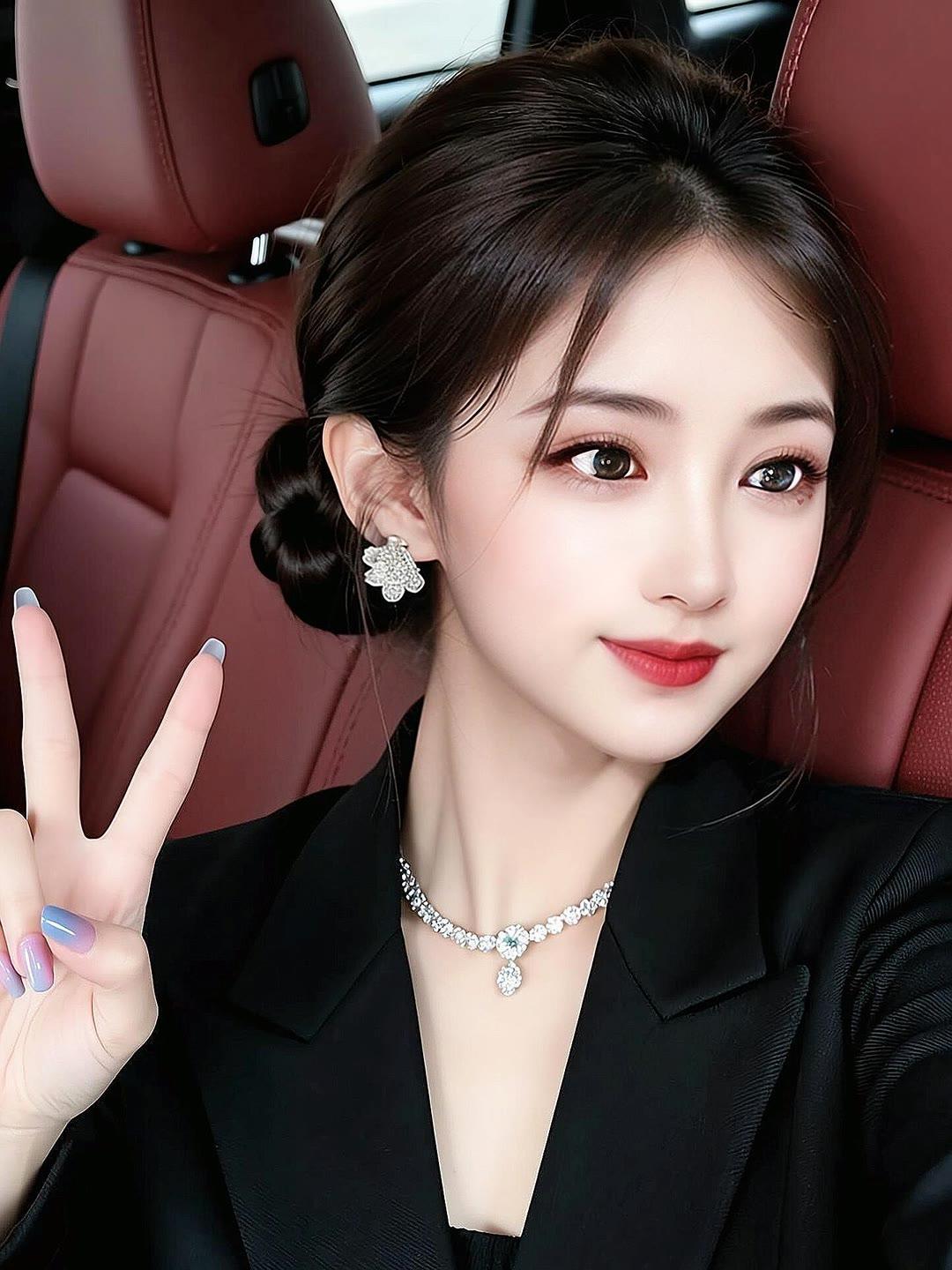 优雅车后座自拍，精致妆容与珠宝配饰，完美展现都市女性的魅力。