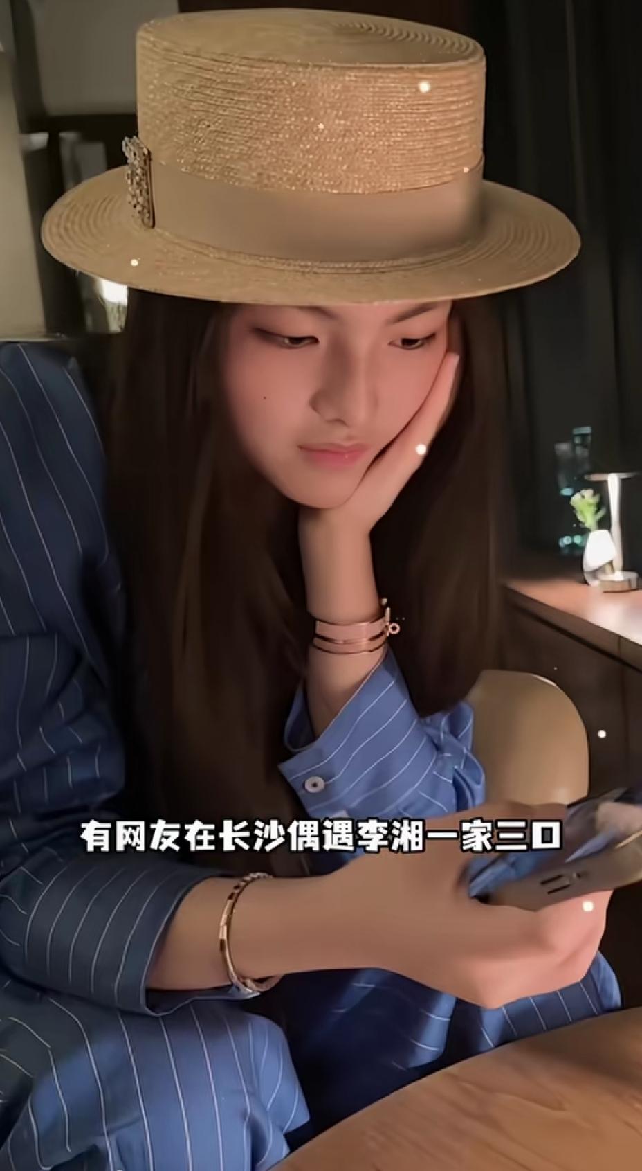 李湘的女儿王诗龄越长大越漂亮，戴着帽子，五官显得立体精致，妥妥的美人胚子。
