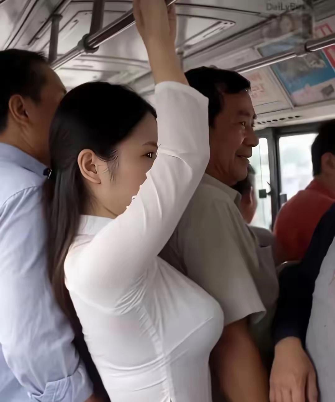 挤公交的日常，这姑娘抓扶手的样子，看着就挺费劲的～