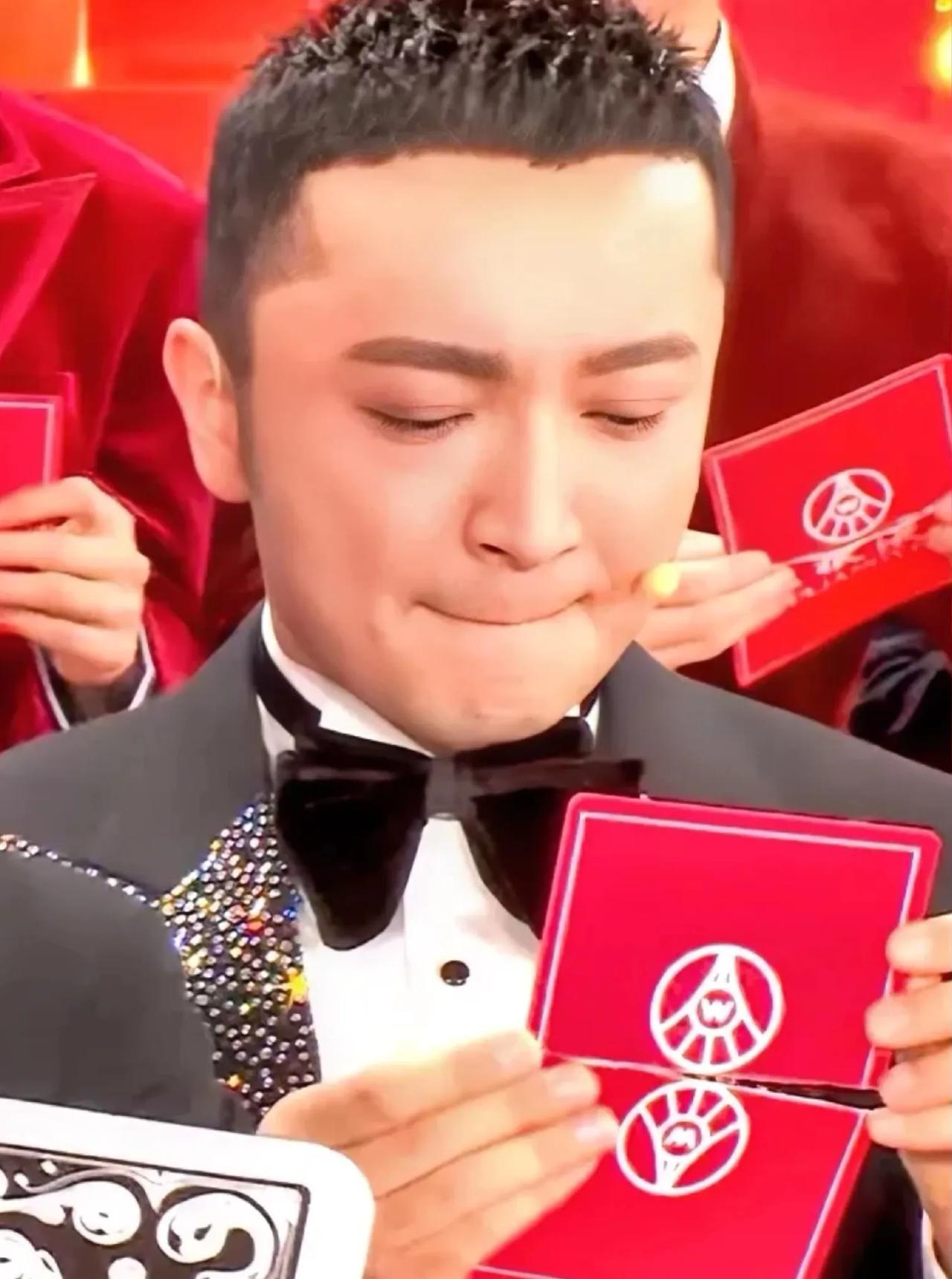 这三张图片要好好收藏，以后，它们使用频率将非常高！

图一：春晚刘谦表演魔术，尼