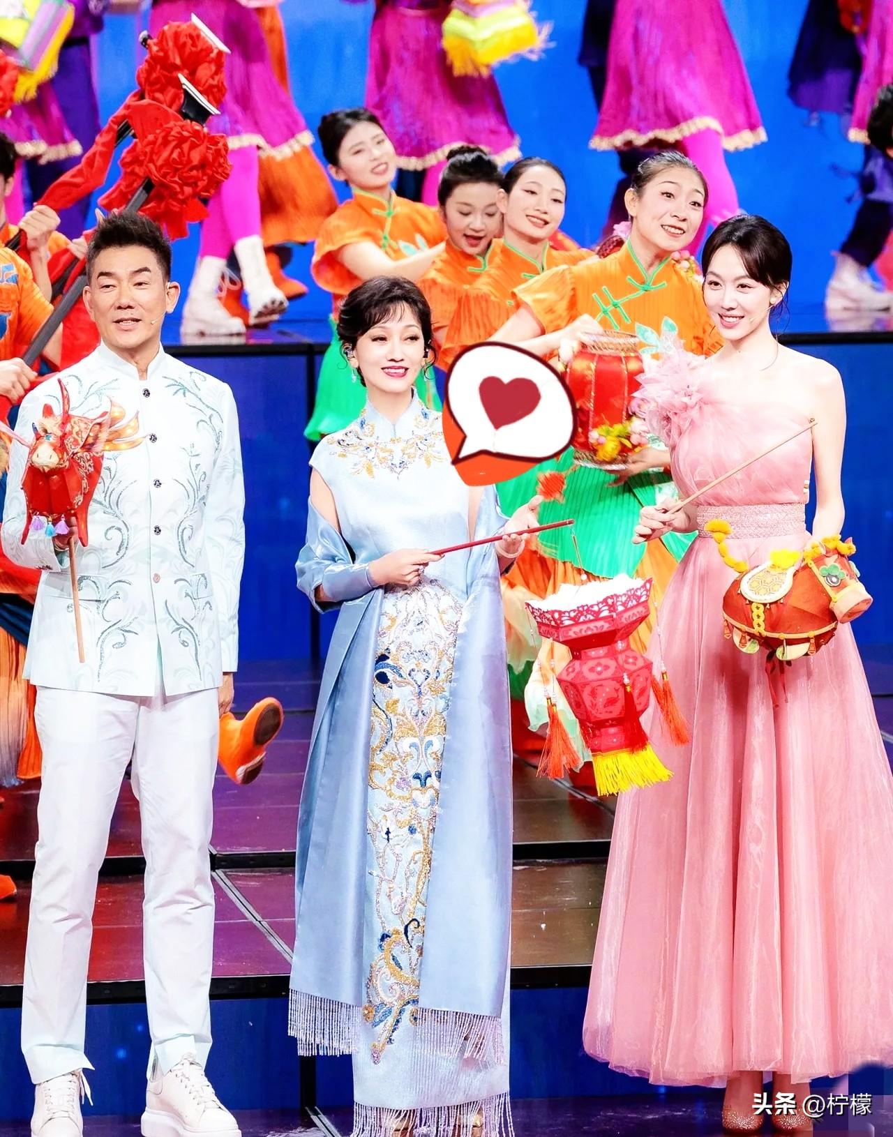 总感觉赵雅芝不对劲，
她明明都72岁了，但腰间赘肉、胸部下垂、体态发福，这些状态