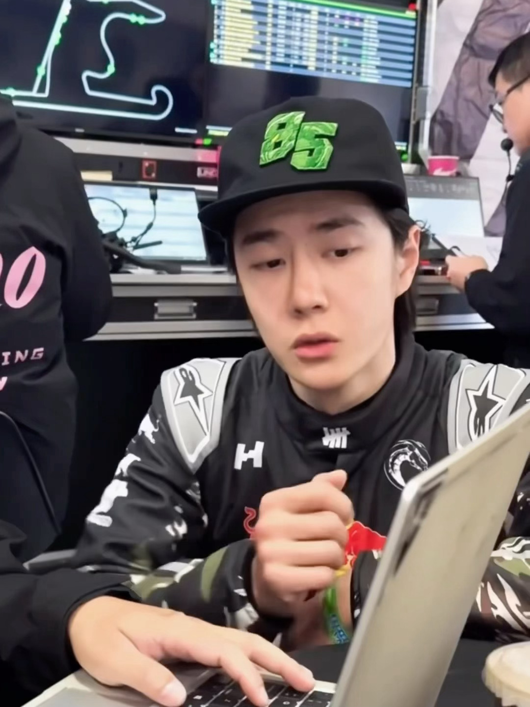 王！一！博！你！为！什！么！嘟！嘴！ 