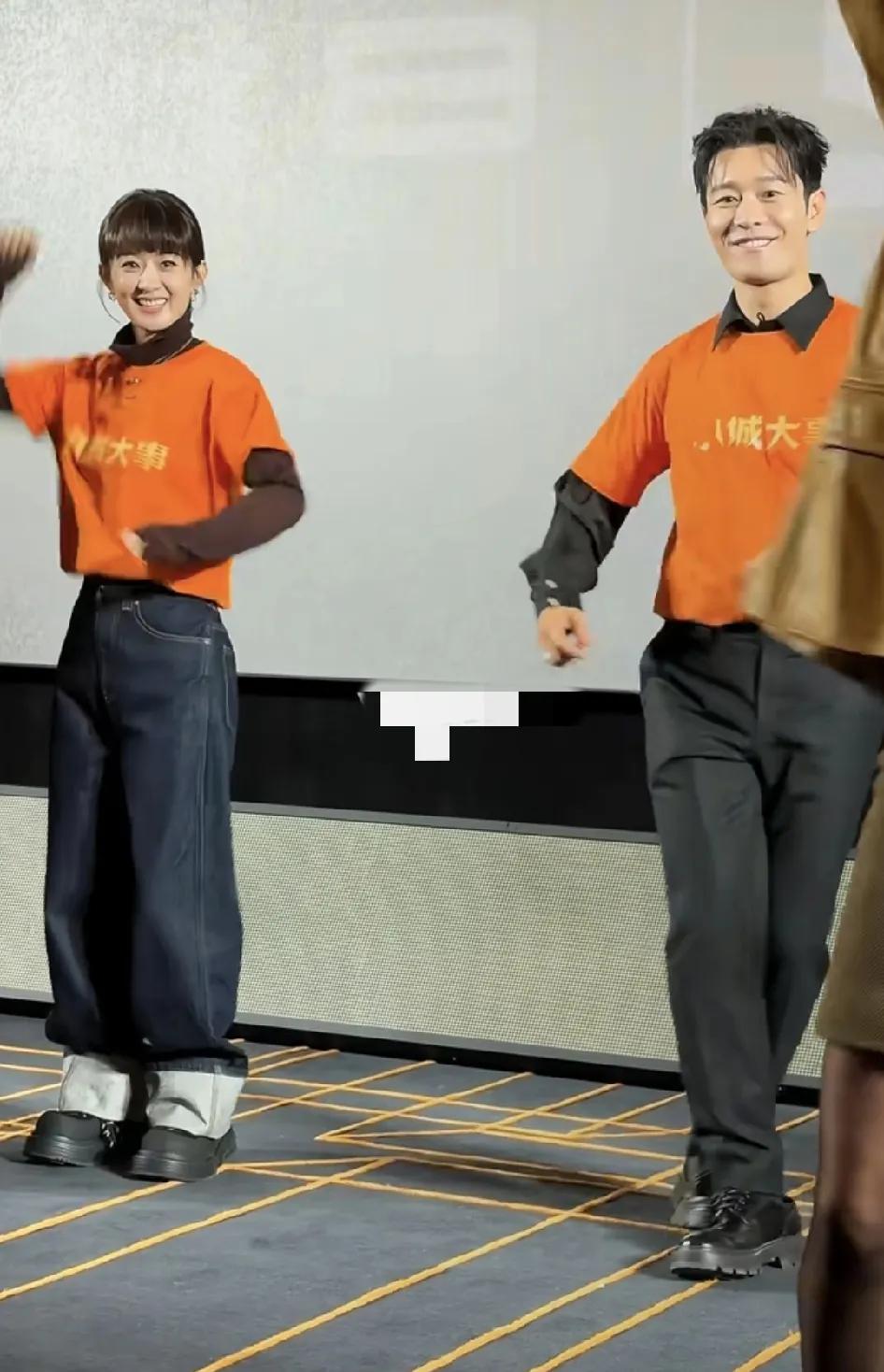 赵丽颖黄晓明小城大事发布会上。
很多观众表示，看了她状态后，大家都瞬间自信了。