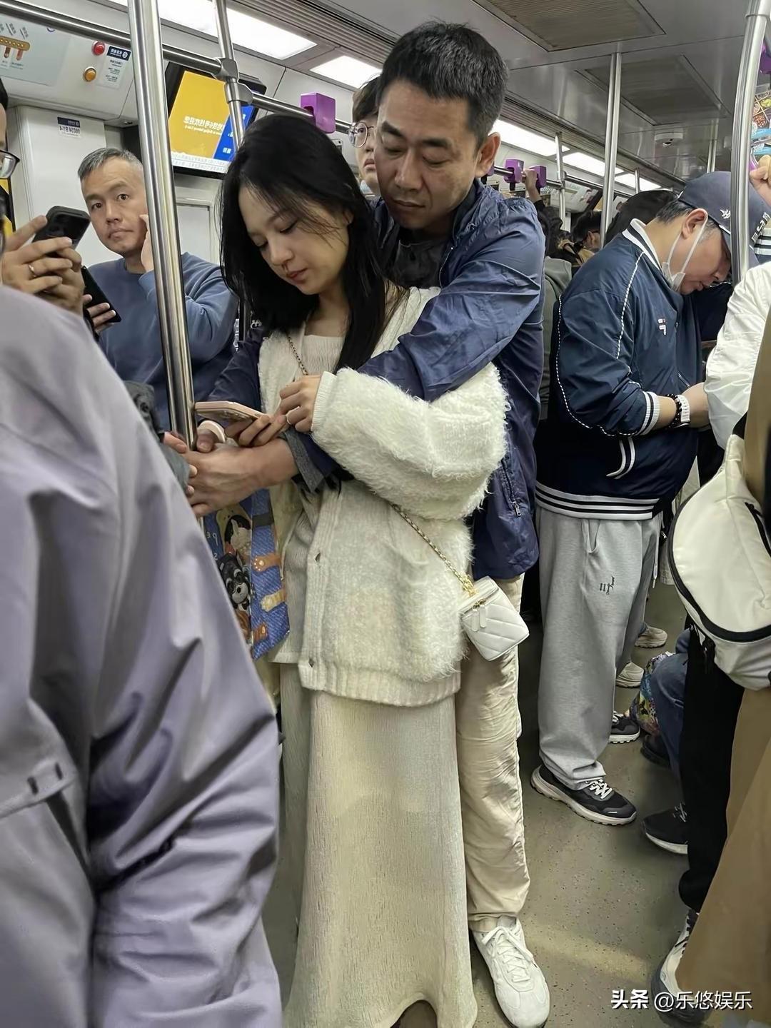 大哥这锁抱姿势，有点酷，我尴尬得能抠出三室一厅了，旁边大爷的眼神都快把地板盯出坑