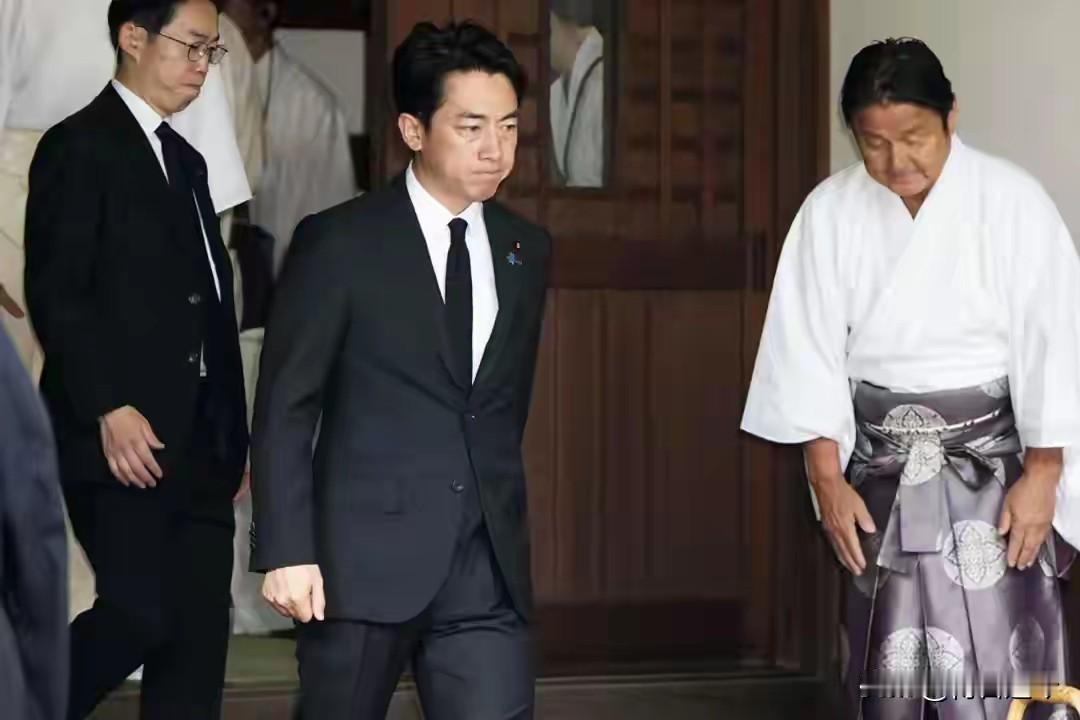 日本高官挑衅又拜鬼！掠夺中国21000吨黄金，战后崛起靠赃物！
 
8月15日，