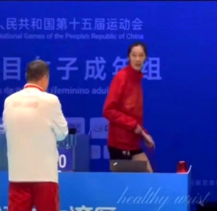 有人会觉得比赛中的对手就是天敌，但场下却可以是最好的朋友。

这不，匡琪和朱婷的