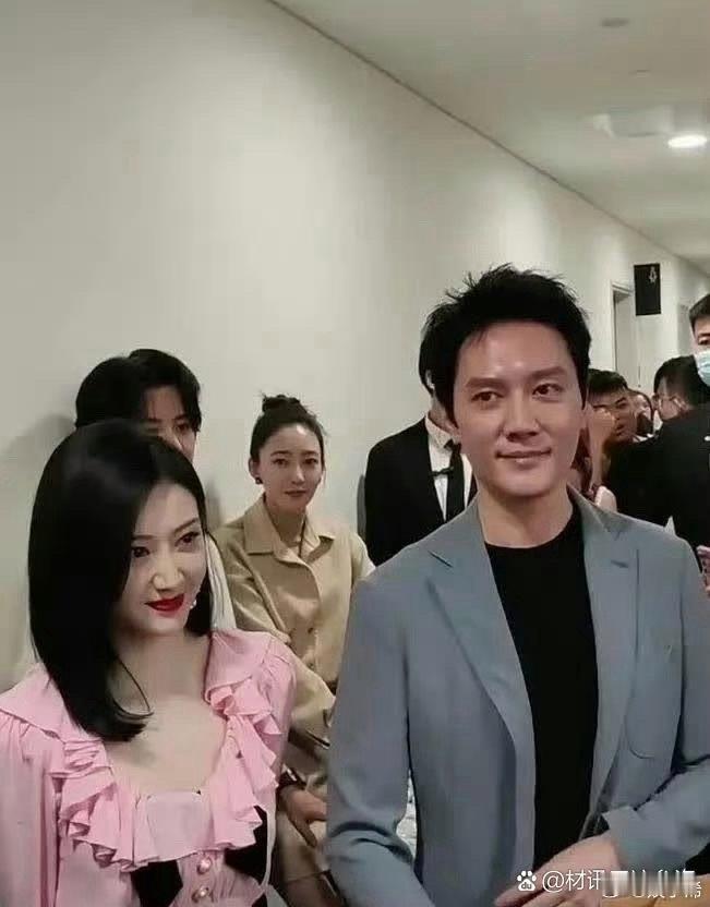 景甜和冯绍峰站在人群的最显眼，但却被后面的王丽坤吸引了 ​​​