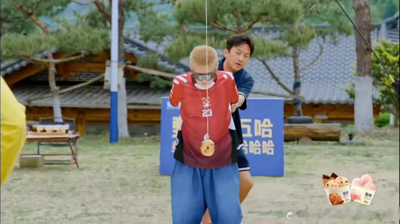 鹿晗身高不够鹿晗问身高不够咋办 鹿晗和邓超做游戏，怀疑邓超是“人参精”不好好玩，