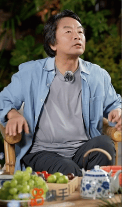 刘震云大学生嘴替刘震云说父母要学会放手太认同刘震云的观点！不少家长难以接受孩子脱