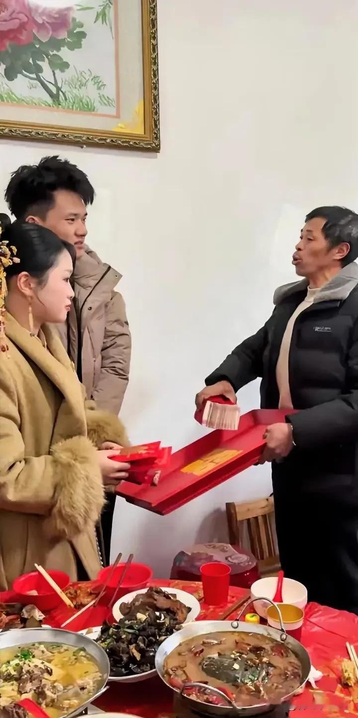破防了！心都揪紧了。继女从云南远嫁安徽，出嫁当天，继父把新郎送来的十万块彩礼一分
