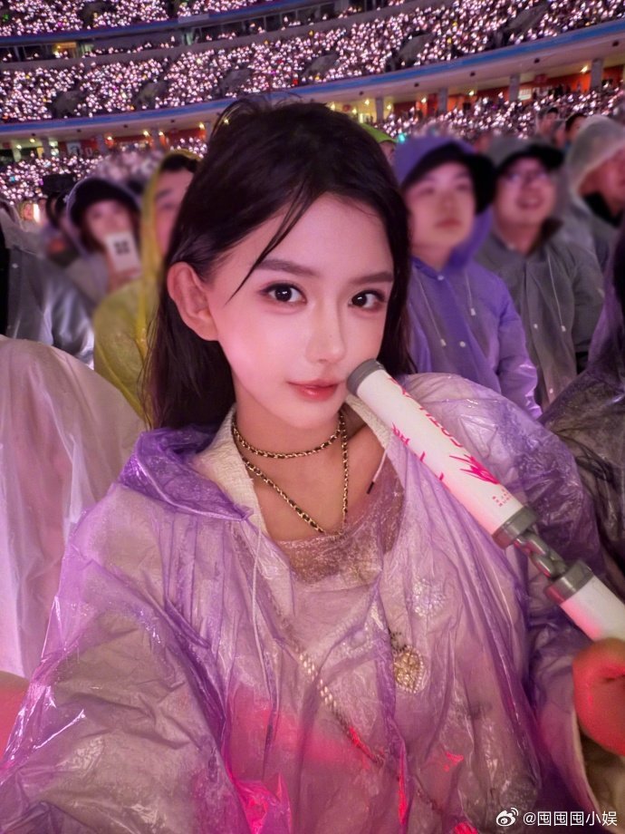 韩安冉去看周杰伦演唱会韩安冉去看了周杰伦演唱会 韩安冉去看周杰伦演唱会，我在屏幕