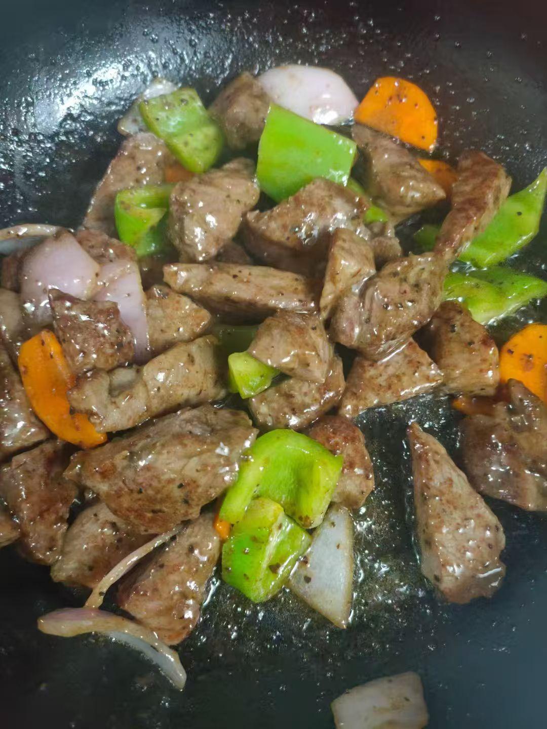 香煎牛肉配彩椒，色香味俱全，美味下饭。