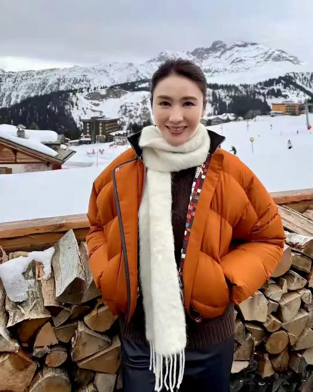 黎姿在国外度假带火了冬天新穿搭：羽绒服搭配皮裤，高级又洋气！ ​