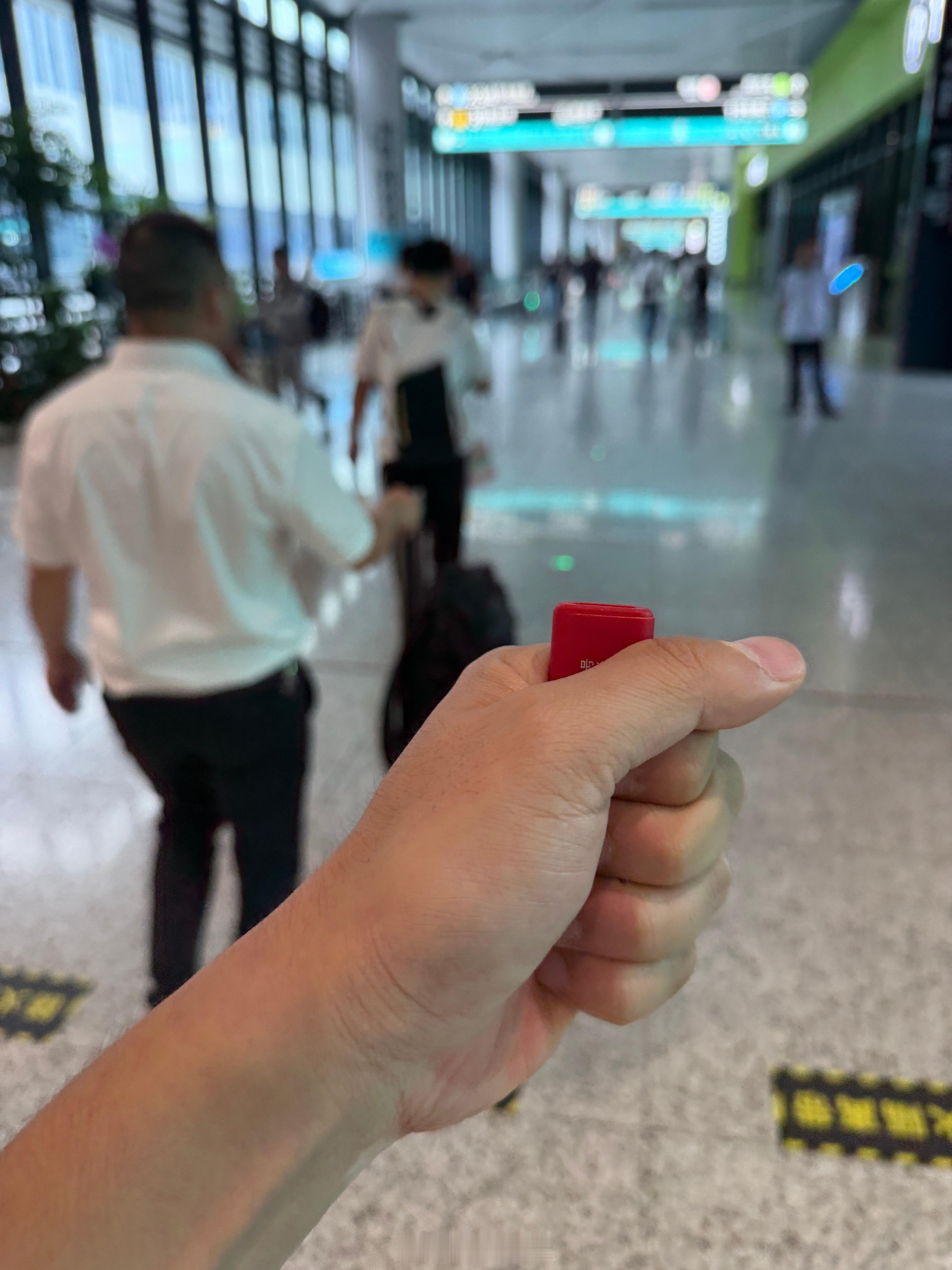 华子的接待风抽一口，我抽一口（吸烟有害健康，请勿在禁烟场所吸烟，吸烟请勿影响他人