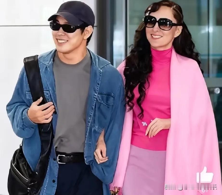 这是李连杰利智年轻时的照片，他们笑容灿烂举止亲密，夫妻感情很好，一看就是真爱。