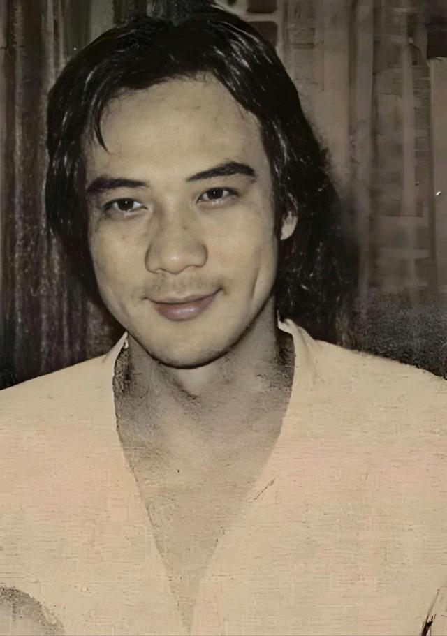 徐少强“坏人专业户”，虽然演坏人，却演得很帅。明明大半辈子都在演反派，却一点都不