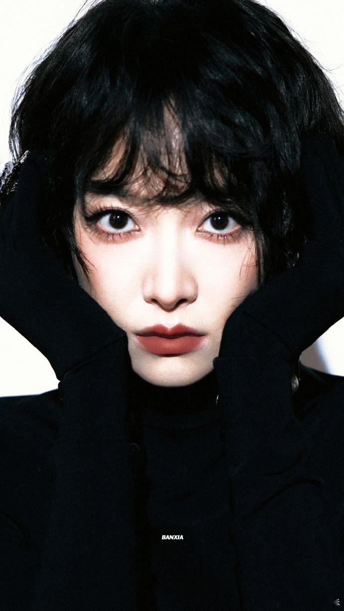 宋茜 Molly真人版 宋茜这波造型杀疯了！短卷发蓬松有型，神似Molly的标志